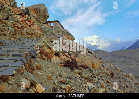 Blick auf den Mount Everest vom RongPu Kloster, am Everest Base Camp in Tibet, vor blauem Himmel. Stockfoto