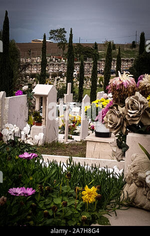 Rom, Italien. 02 Nov, 2019. Besuch der Grabstätten von Verstorbenen anlässlich des alle Verstorbenen auf dem Friedhof Laurentino in Rom, Italien. (Foto von Andrea Ronchini/Pacific Press) Quelle: Pacific Press Agency/Alamy leben Nachrichten Stockfoto