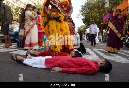 Kolkata, Indien. 02 Nov, 2019. Hindu widmet durchführen Dondi Rituale anlässlich des Chath Puja Festival. (Foto durch Saikat Paul/Pacific Press) Quelle: Pacific Press Agency/Alamy leben Nachrichten Stockfoto