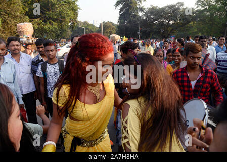 Kolkata, Indien. 02 Nov, 2019. Hindu devotees Tanz an der Straße bei der Chath Puja Festival. (Foto durch Saikat Paul/Pacific Press) Quelle: Pacific Press Agency/Alamy leben Nachrichten Stockfoto