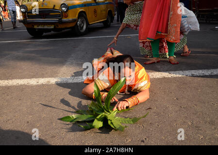 Kolkata, Indien. 02 Nov, 2019. Hindu widmet durchführen Dondi Rituale anlässlich des Chath Puja Festival. (Foto durch Saikat Paul/Pacific Press) Quelle: Pacific Press Agency/Alamy leben Nachrichten Stockfoto