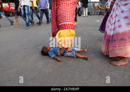 Kolkata, Indien. 02 Nov, 2019. Hindu widmet durchführen Dondi Rituale anlässlich des Chath Puja Festival. (Foto durch Saikat Paul/Pacific Press) Quelle: Pacific Press Agency/Alamy leben Nachrichten Stockfoto