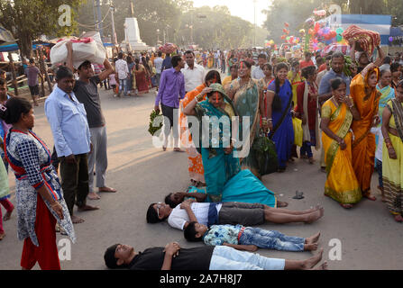 Kolkata, Indien. 02 Nov, 2019. Hindu widmet durchführen Dondi Rituale anlässlich des Chath Puja Festival. (Foto durch Saikat Paul/Pacific Press) Quelle: Pacific Press Agency/Alamy leben Nachrichten Stockfoto