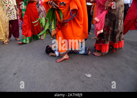 Kolkata, Indien. 02 Nov, 2019. Hindu widmet durchführen Dondi Rituale anlässlich des Chath Puja Festival. (Foto durch Saikat Paul/Pacific Press) Quelle: Pacific Press Agency/Alamy leben Nachrichten Stockfoto