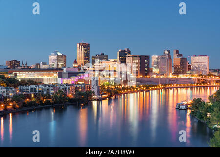 St. Paul, Minnesota night skyline entlang des Mississippi River Stockfoto