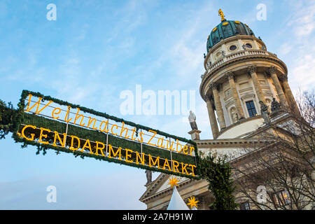 Eingang willkommen im Zeichen der Gendarmenmarkt Weihnachtsmarkt in Berlin, Deutschland. Einer der berühmtesten Weihnachtsmarkt in Europa. Französische Kirche (Franzosi Stockfoto