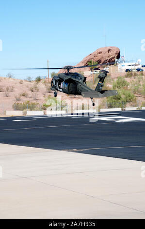 Ein UH-60 Blackhawk Hubschrauber hebt ab Flug Linie an Papago Park militärischen Reservierung, Phoenix, Ariz., Okt. 22, 2019. 13 PPMR Häuser der Staatlichen Blackhawk Hubschrauber, die in verschiedenen Missionen zur Unterstützung der staatlichen geflogen sind, die örtliche Polizei und Bundesgrenzschutz, die Unterstützung in vielen Aspekten, einschließlich medizinische Evakuierungen und Brandbekämpfung über Arizona. Stockfoto