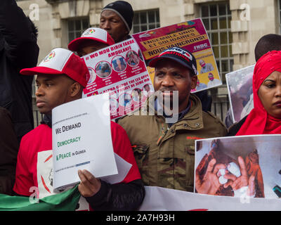 London, Großbritannien. 2. November 2019. Der guineer aus der Nationalen Front zur Verteidigung der Verfassung (FNDC) Protest in Downing St gegen eine Verfassungsänderung, die erlauben würde, Präsident Alpha Conde eine dritte Amtszeit an der Macht zu suchen, und rief zu Ihm zu gehen. Die Londoner Protest folgten massive Proteste in Guinea im Oktober führte das zu 11 Todesfällen. Die Demonstranten sind wütend, dass Beerdigungen verzögert worden, wie die Regierung nicht die Körper zu den Familien noch nicht freigegeben hat und fordern alle politischen Gefangenen freigelassen werden. Peter Marshall / alamy Leben Nachrichten Stockfoto