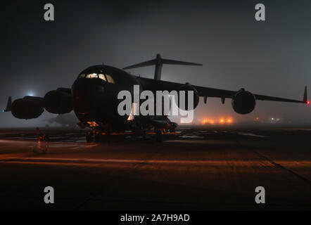 Ein US Air Force C-17 Globemaster III Flugzeuge an die 144 Airlift Squadron zugewiesen wird vor bei Naval Station Rota, Spanien, Okt. 29, 2019. Besatzungen, führen Sie vor dem Flug Inspektionen, um sicherzustellen, dass die C-17 in der Lage ist, seine schnelle globale Mobilität Auftrag optimal zu führen. (U.S. Air Force Foto von Flieger 1. Klasse Brandon Cribelar) Stockfoto