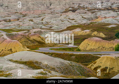 Kurvenreiche Straße durch die Badlands National Park in South Dakota Stockfoto