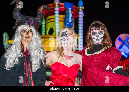 Southport, Merseyside, UK. 2. November 2019. Die fantastischen Tag der Toten Festival geht ein Sturm wie die Massen strömen in die Unterhaltung am Pleasureland Vergnügungspark in Southport, Merseyside zu sehen. Leistungen von der Creo Dance Company & Tod trotzt Skelette Tanz mit Feuer auf die Dächer waren Teil eines großen abends Unterhaltung für Besucher aus der ganzen Nordwesten. Credit: cernan Elias/Alamy leben Nachrichten Stockfoto