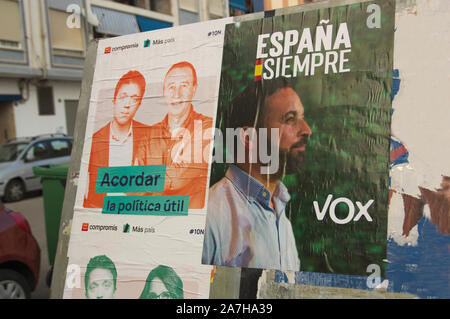 November 2019. Valencia, Spanien. Wahlplakate für die 10 N die Wahlen von zwei verschiedenen Parteien, für die Linke, die von 'Mmehr Madrid" und auf der rechten tha Stockfoto