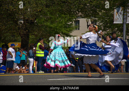Südamerikanische Frau in traditioneller Kleidung tanzen in Fiesta DC-Parade in Washington DC gekleidet Stockfoto