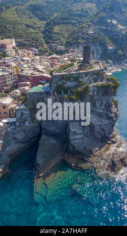 Antenne drone Schuß Blick auf Vernazza port in den Cinque Terre, Italien Stockfoto