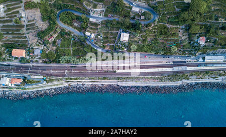 Overhead Luftaufnahme der Eisenbahn entlang des Meeres zwischen Corniglia, Manarola Stockfoto