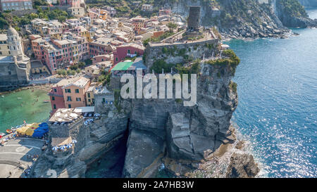 Antenne drone Schuß Blick auf Vernazza port in den Cinque Terre, Italien Stockfoto