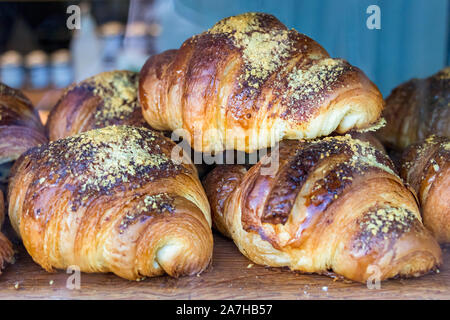 In der Nähe von französischen Croissants nur gebacken Auf der Verkaufsplattform einer Bäckerei in Island. Stockfoto