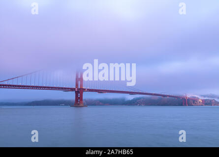 Dichter Nebel auf die Golden Gate Bridge im frühen Herbst morgen, California, United States. Stockfoto