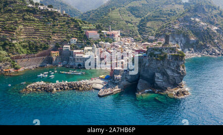 Antenne drone Schuß Blick auf Vernazza port in den Cinque Terre, Italien Stockfoto