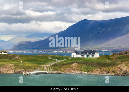 Die Insel Videy und einen alten weißen Guest House von der Küste von Reykjavik, Island gesehen. Stockfoto