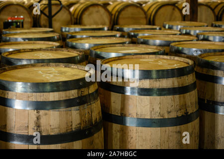 Leere Bourbon Barrel erwarten Ausfüllen Distillery Stockfoto