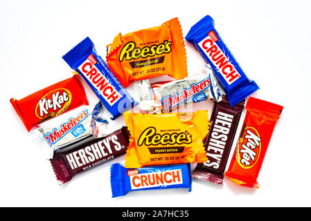 Ein Haufen von Snack size Schokoriegel für eine Halloween Trick or Treat Partei auf Weiß isoliert. Stockfoto