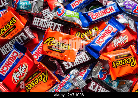 Einen großen Haufen von Snack size Schokoriegel für eine Halloween Trick oder Festlichkeit. Stockfoto
