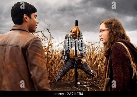 ZOE MARGARET COLLETTI UND MICHAEL GARZA in GRUSELGESCHICHTEN IM DUNKELN (2019), unter der Regie von ANDRE OVREDAL ERZÄHLEN. Quelle: CBS FILMS/Album Stockfoto