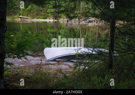 Kanu am Ufer des Sees in Algonquin Park am See opalisierende Campingplatz Stockfoto