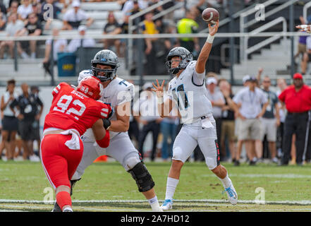 Orlando, FL, USA. 2 Nov, 2019. UCF quarterback Dillon Gabriel (11) während der NCAA Football Spiel zwischen den Houston Cougars und die UCF Ritter. UCF besiegt Houston 44-29 bei Spectrum Stadion in Orlando, Fl. Romeo T Guzman/CSM/Alamy leben Nachrichten Stockfoto