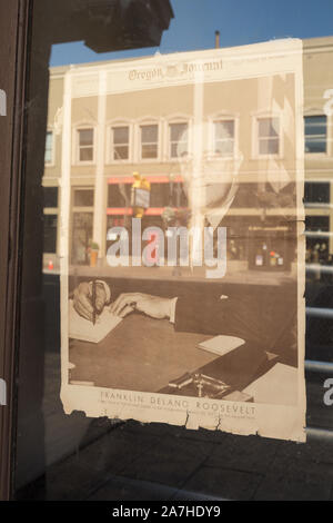 Alte Zeitung Abdeckung der FDR Einweihung auf einer Tür in der Innenstadt von Pendleton, Oregon. Stockfoto