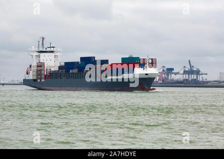 Schiff mit Containern durch Rotterdam Stockfoto