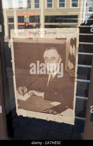 Alte Zeitung Abdeckung der FDR Einweihung auf einer Tür in der Innenstadt von Pendleton, Oregon. Stockfoto