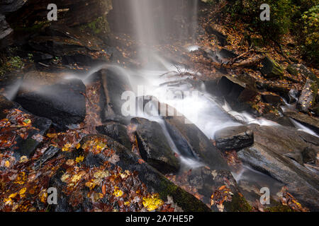 Wasser und Fels details Slick Rock fällt - Pisgah National Forest, Brevard, North Carolina, USA Stockfoto