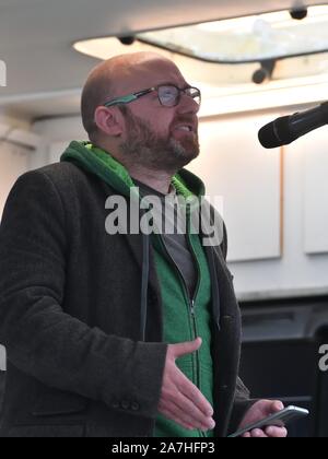 2., November 2019. George Square, Glasgow, Schottland, Großbritannien. Patrick Harvie MSP hielt eine Rede im Namen der Grünen Partei bei Pro der nationalen Unabhängigkeit Rallye die zeichnete eine Masse von über 20.000 in Glasgow Stockfoto