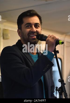 2., November 2019. George Square, Glasgow, Schottland, Großbritannien. Humza Yousaf gab eine mitreißende Rede an einem pro Unabhängigkeit Rallye mit einer Masse von über 20.000 in Glasgow. Stockfoto