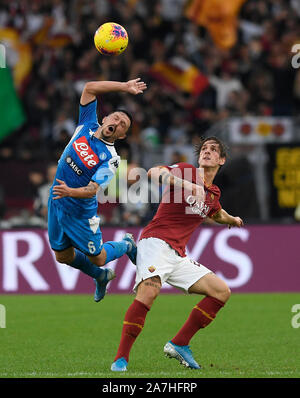 Rom, Italien. 2 Nov, 2019. Roma's Nicolo Zaniolo (R) Mias mit Napoli's Mario Rui während einer Serie ein Fußballspiel in Rom, Italien, November 2, 2019. Credit: Alberto Lingria/Xinhua/Alamy leben Nachrichten Stockfoto