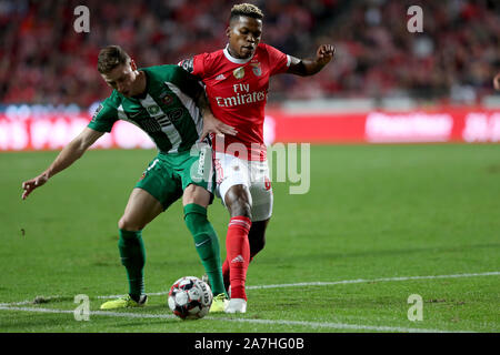 Lissabon, Portugal. 2 Nov, 2019. Florentino Luis (R) von Benfica Mias mit Nuno Santos Rio Ave FC während der Portugiesischen Liga Fußballspiel im Stadion Luz in Lissabon, Portugal, an November 2, 2019. Credit: Pedro Fiuza/Xinhua/Alamy leben Nachrichten Stockfoto