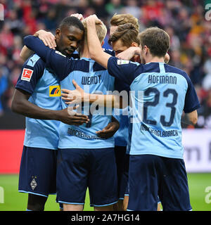 Leverkusen, Deutschland. 2 Nov, 2019. Spieler von Mönchengladbach feiern, nachdem er während eines 2019-2020 Bundesliga Spiel gegen Bayer 04 Leverkusen in Leverkusen, Deutschland, Nov. 2, 2019. Credit: Ulrich Hufnagel/Xinhua/Alamy leben Nachrichten Stockfoto