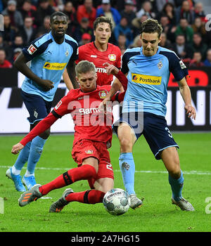 Leverkusen, Deutschland. 2 Nov, 2019. Mitchell Weiser (L) von Leverkusen Mias mit Florian Neuhaus von Mochengladbach während einer 2019-2020 Deutschen Bundesligaspiel in Leverkusen, Deutschland, Nov. 2, 2019. Credit: Ulrich Hufnagel/Xinhua/Alamy leben Nachrichten Stockfoto