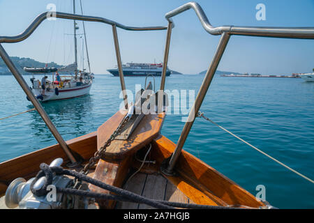 Skiathos Griechenland - 3. August 2019; Blick über Bug und durch Bug - Geländer auf das Meer und die Boote vor einschließlich der Helenic Seaways griechische Insel Fähre. Stockfoto