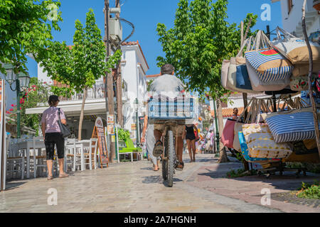 Skiathos Griechenland - 4. August 2019; authentische Menschen in anstrengenden typisch griechischen Insel Straße Catering für Touristen Stockfoto