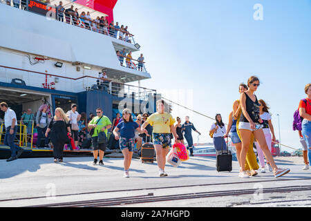 Skiathos Griechenland - 4. August 2019; Personen, die in oder aus der griechischen Insel Fähre am Wharf auf Skiathos. Stockfoto