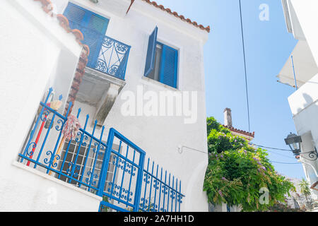 Typische griechische Insel weiß und blau Architektur mit Besen und Wischmop auf kobalt blau schmiedeeiserne Geländer. Stockfoto