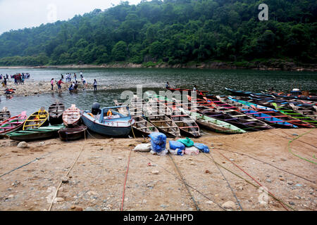 Dawki, Shillong, Meghalaya, 16. Juni, 2019: Touristen, bunte Boote aus Holz, Umngot Fluss in dawki von Shillong, Meghalaya mit dem Himmel und Hügel Stockfoto