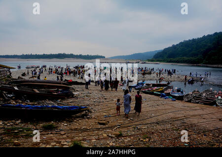 Dawki, Shillong, Meghalaya, 16. Juni, 2019: Touristen, bunte Boote aus Holz, Umngot Fluss in dawki von Shillong, Meghalaya mit dem Himmel und Hügel Stockfoto