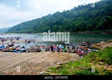 Dawki, Shillong, Meghalaya, 16. Juni, 2019: Touristen, bunte Boote aus Holz, Umngot Fluss in dawki von Shillong, Meghalaya mit dem Himmel und Hügel Stockfoto