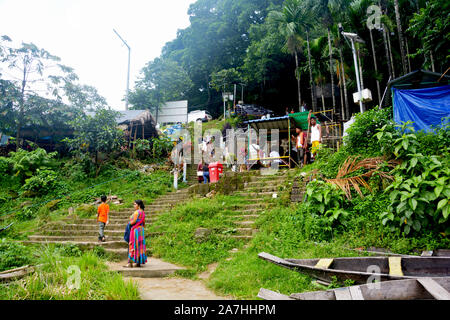 Dawki, Shillong, Meghalaya, 16. Juni, 2019: Touristen, bunte Boote aus Holz, Umngot Fluss in dawki von Shillong, Meghalaya mit dem Himmel und Hügel Stockfoto