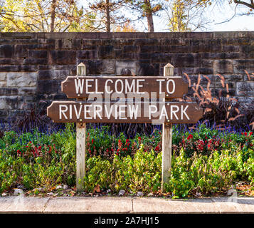 Ein hölzernes Schild Willkommen bei Riverview Park im Park auf der Nordseite der Stadt im Herbst, Pittsburgh, Pennsylvania, USA Stockfoto