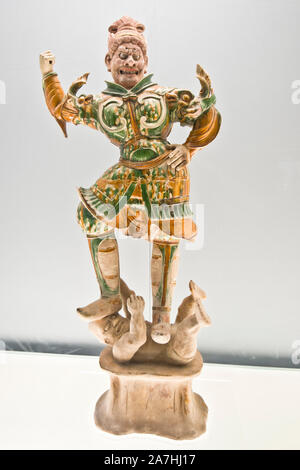 Chinesisches Porzellan: Polychrome glasierte Keramik Statue von Heavenly Guardian. Tang Dynastie (618-907 n. Chr.). Shanghai Museum, China. Stockfoto